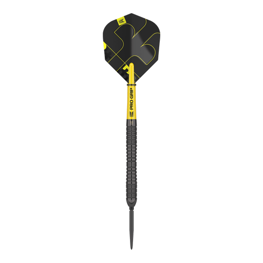 Target Bolide Void 04 Swiss Point steel darts Auf dem Bild ist ein Target Bolide Void 04 Swiss Point Steeldart zu sehen. Der Dart ist schwarz mit gelben Akzenten gestaltet und hat eine gezackte Griffstruktur.