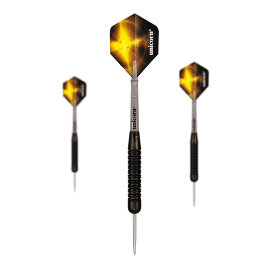 Unicorn Black Brass Gary Anderson V1 Steeldarts Das Bild zeigt drei Steeldarts des Modells "Unicorn Black Brass Gary Anderson V1". Die Flights sind schwarz mit einem gelben, leuchtenden Design und der Schrift "Unicorn" bedruckt.