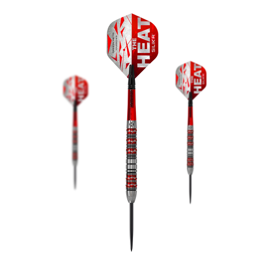 Auf dem Bild sind drei Steeldarts des Produkts "Harrows Damon Heta Series 3" zu sehen. Die Darts haben rote und silberne Designs mit der Aufschrift "THE HEAT" auf den Flights.