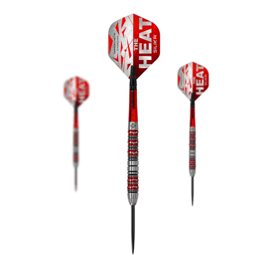 Harrow's Damon Heta Series 3 steel darts Auf dem Bild sind drei Steeldarts des Produkts "Harrows Damon Heta Series 3" zu sehen. Die Darts haben rote und silberne Designs mit der Aufschrift "THE HEAT" auf den Flights.
