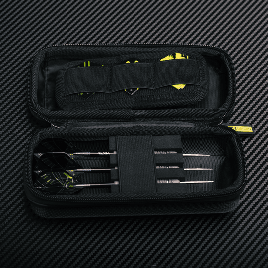 Winmau Armor G1 Michael Van Gerwen dart wallet Das Bild zeigt das Winmau Armor G1 Michael Van Gerwen Dartwallet. Es ist eine spezielle Darttasche für Dartzubehör.