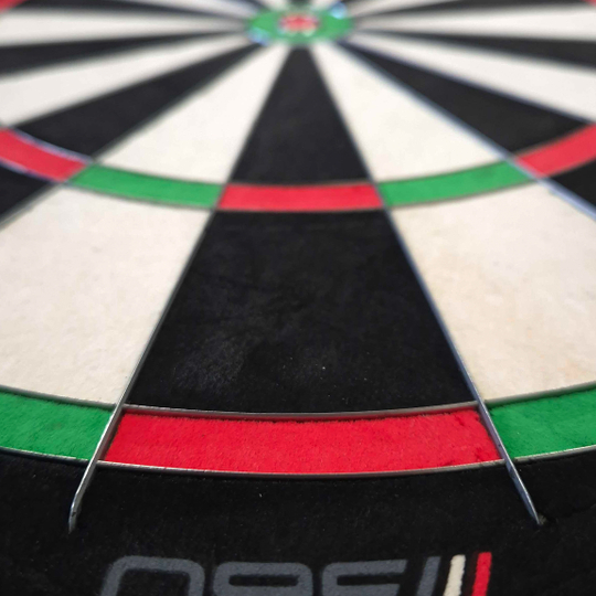 Winmau Blade 6 Triple Core 360 steel dartboard Das Bild ist nicht sichtbar, aber der Dateiname weist auf ein Winmau Blade 360 Steeldartboard hin. Es handelt sich vermutlich um ein Steeldartboard für den Dartsport.