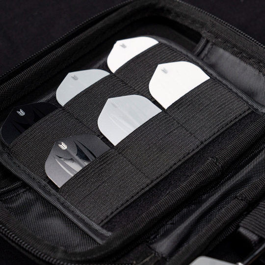 Target Takoma Stephen Bunting dart case Das Bild zeigt das Target Takoma Stephen Bunting Dartcase. Im Inneren sind mehrere Dartflights ordentlich in elastischen Halterungen verstaut.