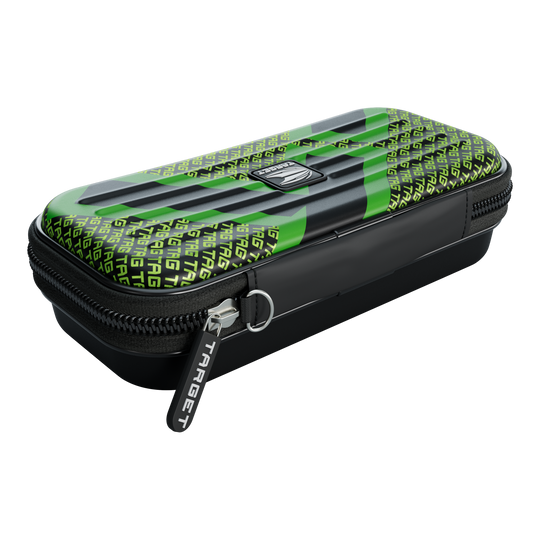 Target Takoma TAG Dartcase Das Bild zeigt ein schwarzes Etui mit einem grünen Muster und dem Wort "TARGET" mehrfach darauf gedruckt. Das Etui besitzt einen Reißverschluss mit einem Anhänger, auf dem ebenfalls "TARGET" steht.