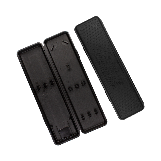 Plastikbox-Harrows6zrmsWC1nCUzw Das Bild zeigt ein leeres, geöffnetes schwarzes Darts-Etui der Marke Harrows. Der Deckel mit der Aufschrift „Harrows“ liegt neben dem Etui.