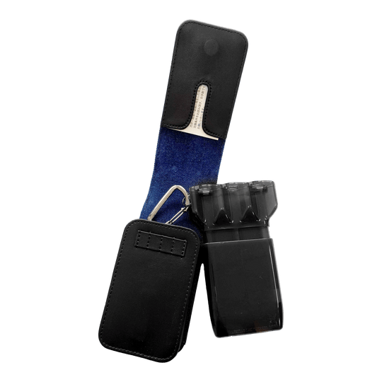 Auf dem Bild ist ein schwarzes Dart-Etui mit blauem Innenfutter zu sehen. Das Etui ist geöffnet und zeigt einen darin befindlichen schwarzen Behälter für Darts.