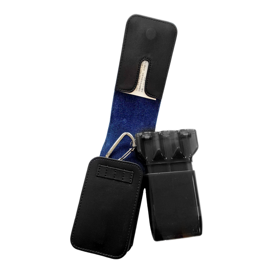 Cameo Acento Denim Dart Case Auf dem Bild ist ein schwarzes Dart-Etui mit blauem Innenfutter zu sehen. Das Etui ist geöffnet und zeigt einen darin befindlichen schwarzen Behälter für Darts.