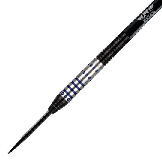 Bulls NL Richard Veenstra 90 Steeldarts - 23g Das Bild zeigt einen Steeldartpfeil, Modell "Bulls NL Richard Veenstra 90 Steeldarts - 23g". Der Dartpfeil hat ein silbernes Griffstück mit blauen Akzenten und schwarzen Rillen.