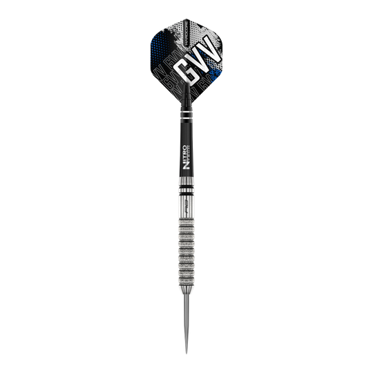 Red Dragon Gian Van Veen Tour Edition Steeldarts - 22g Das Bild zeigt einen Red Dragon Gian Van Veen Tour Edition Steeldart mit einem Gewicht von 22 Gramm. Der Dartpfeil hat ein silbernes, gerilltes Barrel und ein schwarzes Flight mit der Aufschrift „GVV“.