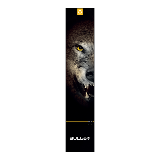 Bullet Fang Dart Mat Auf dem Foto ist die Bullet Fang Dartmatte zu sehen. Sie ist ideal, um den Wurfbereich beim Darts zu markieren und zu schützen.