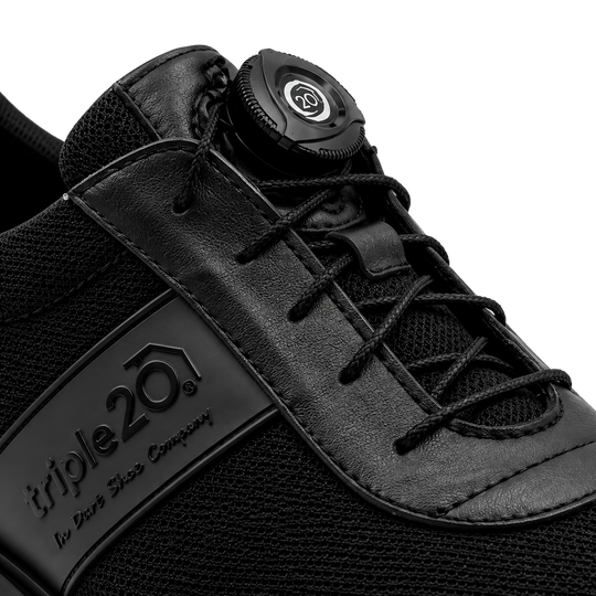 Triple20 Dart Shoes Textile with Twist Closure - Black Hier sind die Triple20 Dartschuhe Textil mit Drehverschluss - Schwarz abgebildet. Die Schuhe haben eine markante Optik.