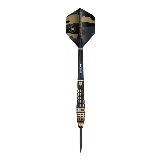 Unicorn Top Brass V4 Steeldarts - 20g Das Bild zeigt einen Unicorn Top Brass V4 Steeldart mit einem Gewicht von 20 Gramm. Der Dart hat ein schwarzes und goldenes Design mit einem Tarnmuster am Flight.