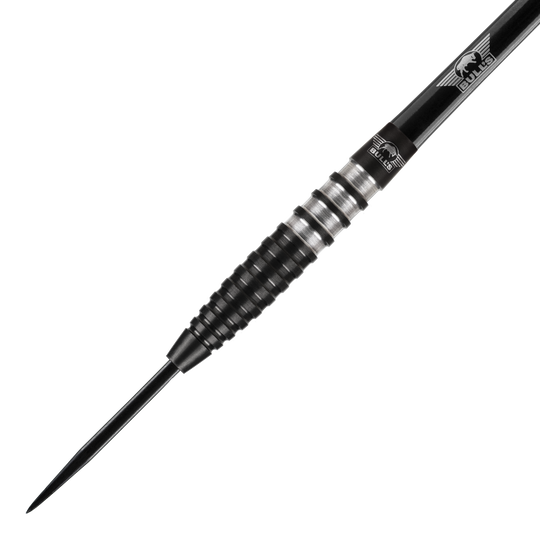 Bulls NL Lightning Black Steel Darts Das Bild zeigt einen schwarzen Steeldart der Marke Bulls NL mit gerilltem Griff. Die Spitze und der Schaft sind ebenfalls schwarz, und das Bulls-Logo ist auf dem Schaft zu sehen.