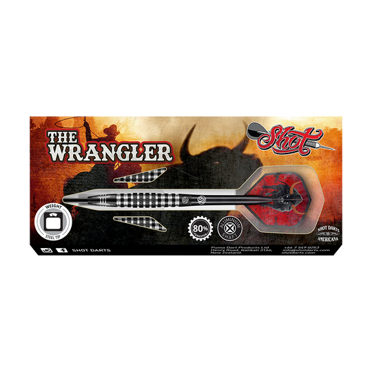 66937_Shot_Americana_The_Wrangler_Steeldarts_3 Auf dem Bild ist eine Verpackung für einen Steeldart namens "The Wrangler" der Marke Shot zu sehen. Die Verpackung zeigt den Dart mit schwarz-weißem Design vor einem Hintergrund mit Cowboy-Motiv.