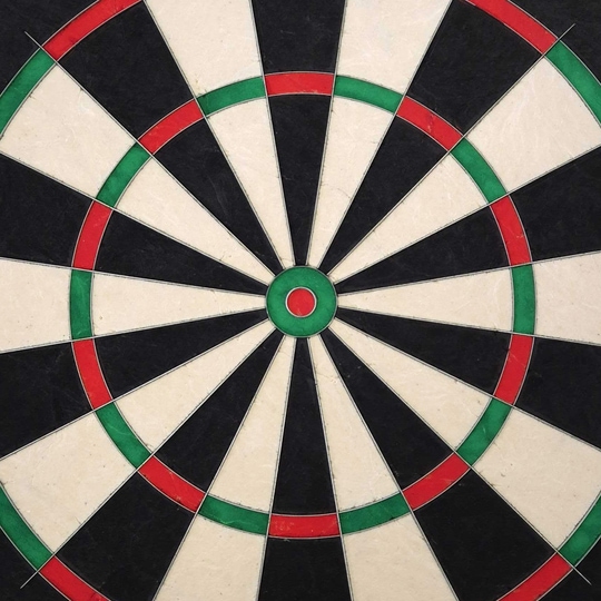 Mission Samurai Infinity steel dartboard Das Bild zeigt das Produkt "Mission Samurai Infinity Steeldartboard". Die Dartscheibe hat ein klassisches Design mit schwarzen, weißen, roten und grünen Segmenten.
