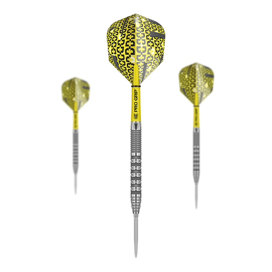 Target Bolide 01 Swiss Point steel darts Das Bild zeigt drei Target Bolide 01 Swiss Point Steeldarts mit gelben Flights und silbernen Spitzen. Die Darts haben einen auffälligen, schwarz-gelben Aufdruck und einen silbernen, geriffelten Schaft.