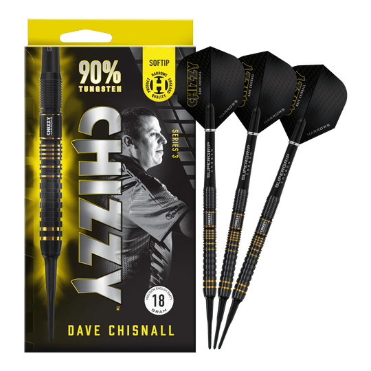 Harrow's Dave Chisnall Chizzy Series 3 soft darts Das Bild zeigt eine Packung der "Harrows Dave Chisnall Chizzy Series 3 Softdarts" mit drei schwarzen Softdarts daneben. Auf der Verpackung steht, dass die Darts zu 90% aus Tungsten bestehen und 18 Gramm wiegen.