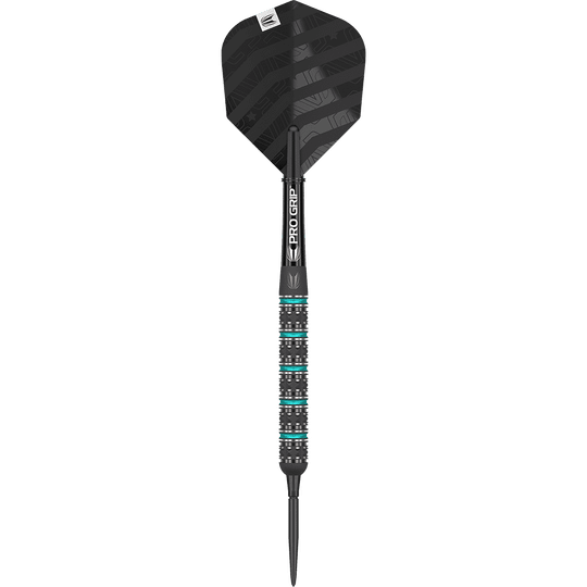 190209_Target_Rob_Cross_Black_Edition_2023_Swiss_Point_Steeldarts_17JmjrF73rsYSe Das Bild zeigt einen schwarzen Steeldart mit einem strukturierten Griff und türkisfarbenen Akzenten. Auf dem Schaft steht "PRO GRIP" und die Flights sind ebenfalls in Schwarz gehalten.
