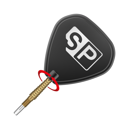 Auf dem Bild ist eine Dartspitze mit einem goldenen Schaft zu sehen. Am schwarzen Flight steht groß „SP“ in weißen Buchstaben.