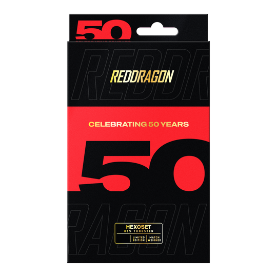 Das Bild zeigt die Red Dragon 50 Year Collection Hexoset 3 Steeldarts - 25g. Diese Darts sind eine limitierte Edition zum 50-jährigen Jubiläum.