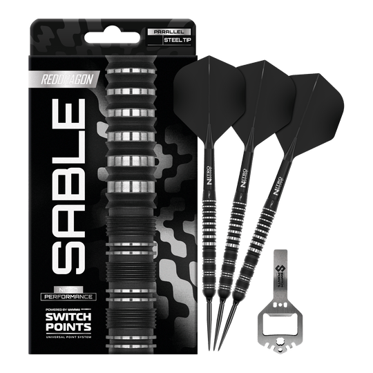 Red Dragon Sable Parallel Switch Point Steel Darts Zu sehen ist das komplette Set der Red Dragon Sable Parallel Switch Point Steeldarts. Drei Darts und Zubehör liegen nebeneinander.