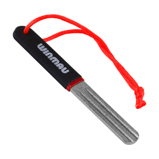 8437_Winmau_V-Groove_Sharpener_Schleifstein_1 Das Bild zeigt einen Winmau V-Groove Sharpener Schleifstein mit einem schwarzen Griff und rotem Band. Er wird verwendet, um Dartspitzen zu schärfen.