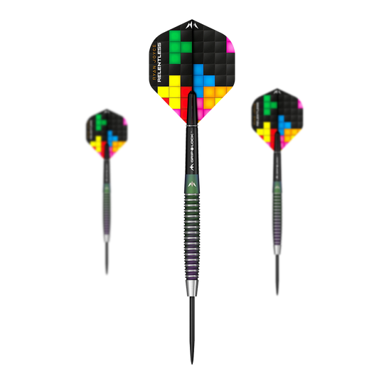 Mission Ryan Joyce Relentless steel darts Das Bild zeigt drei Steeldarts des Modells "Mission Ryan Joyce Relentless". Die Flights haben ein buntes, pixelartiges Muster auf schwarzem Hintergrund.