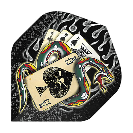 Alchemy Snake Of Spades No2 Standard Flights Das Bild zeigt ein buntes Schlangenmuster, das sich um eine Hand von Spielkarten windet. Im Hintergrund sind Flammen und ein schwarzer, strukturierter Hintergrund zu sehen.