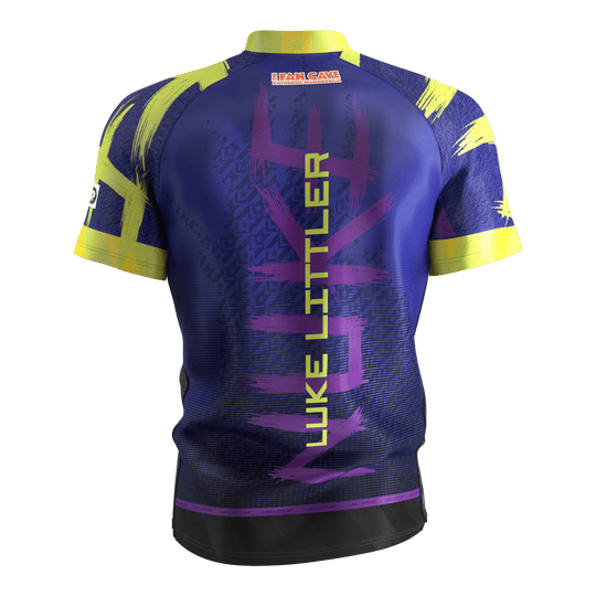 Target Luke Littler dart shirt 2026 Target Luke Littler Dartshirt 2026 ist auf diesem Bild zu sehen. Es handelt sich um ein Dartshirt mit modernem Design.