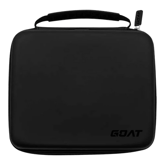 Das Bild zeigt ein schwarzes, rechteckiges Etui mit einem Henkel oben. In der unteren rechten Ecke befindet sich das Logo „GOAT“.