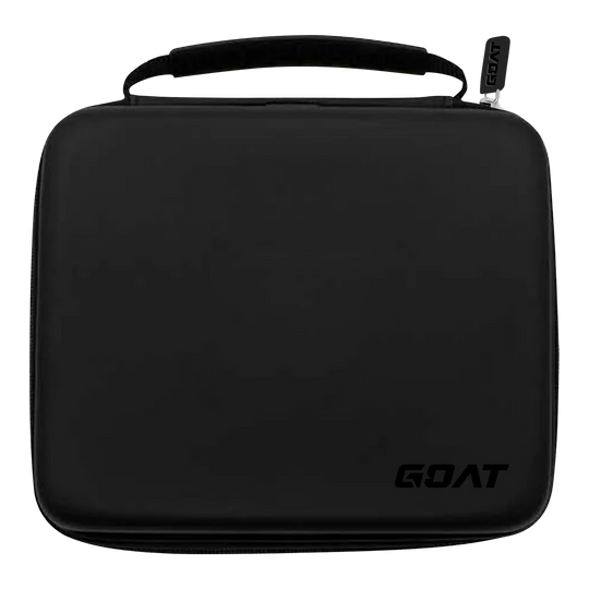 GOAT Locker XXL Dart Wallet Das Bild zeigt ein schwarzes, rechteckiges Etui mit einem Henkel oben. In der unteren rechten Ecke befindet sich das Logo „GOAT“.
