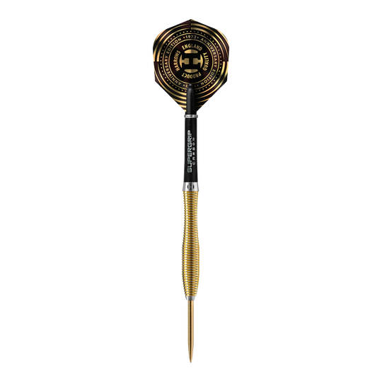 Harrows Anniversary Edition V-Wing Steel Darts Dies ist ein goldfarbener Steeldart mit einer schwarzen und goldenen Flight. Auf dem Flight steht „Harrows Anniversary Edition“ und andere Beschriftungen in goldener Farbe.