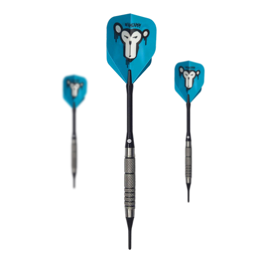 McDart 85 Tungsten V10 Soft Darts - 17.5g Das Bild zeigt drei Softdarts des Modells "McDart 85er Tungsten V10" mit einem Gewicht von 17,5g. Die Flights der Darts sind blau und mit einem Affenkopf-Motiv bedruckt.