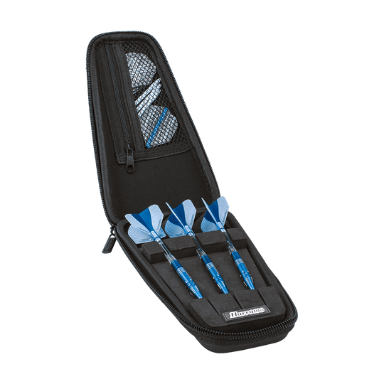 HRT-12275_Harrows_Ace_Dartcase_3BhGpytVlcU8rB Das Bild zeigt das Produkt "Harrows Ace Dartcase - Schwarz". In dem schwarzen Etui sind drei blaue Dartpfeile ordentlich eingeordnet und Zubehör ist in einem Netzfach verstaut.