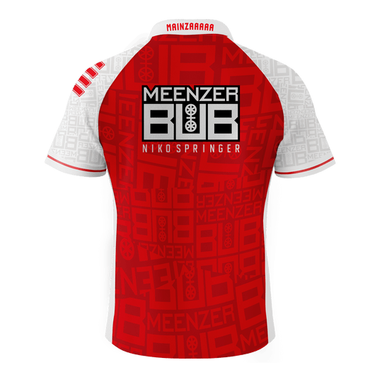 Bulls Niko Springer Meenzer Bub dart shirt Das Bild zeigt ein Dartshirt mit der Aufschrift "Meenzer Bub Nikospringer" auf dem Rücken. Das Shirt ist überwiegend rot mit weißen Ärmeln und auffälligen Mustern.