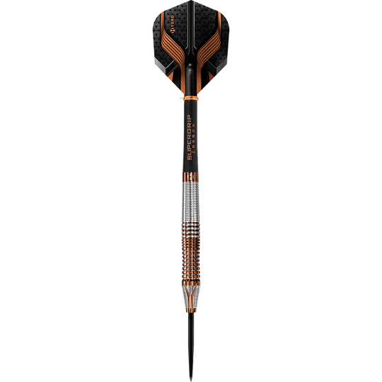 HA33874_Harrows_Toro_Steeldarts_1 Das Bild zeigt einen modernen Steeldartpfeil mit silbernen und kupferfarbenen Elementen. Die Flights sind schwarz mit orangefarbenen Streifen und haben eine strukturierte Oberfläche.