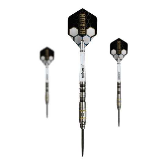 Unicorn Hexium Style 01 Black & Gold Steeldarts Das Bild präsentiert das Set der Unicorn Hexium Style 01 Black & Gold Steeldarts. Die Steeldarts sind in einer ansprechenden Schwarz-Gold-Optik dargestellt.