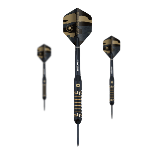 Das Bild zeigt drei Steeldarts des Produkts "Unicorn Top Brass V1" mit einem Gewicht von 20g. Die Darts haben ein schwarzes und goldenes Design mit Camouflage-Flights.