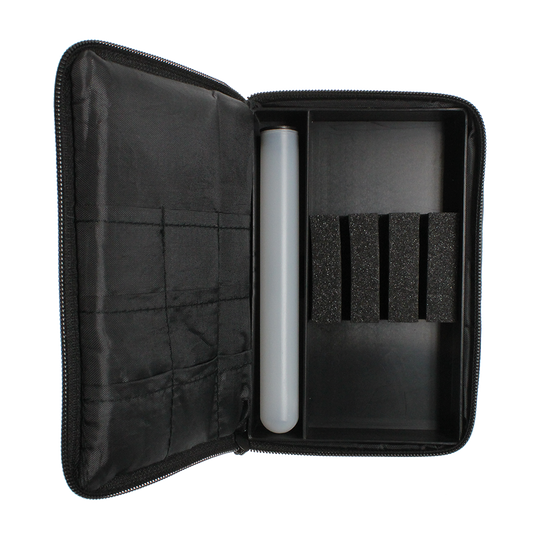 _The_Pak_Dartcase_OPEN_1HVEYMPSPxvj9p Das Bild zeigt ein geöffnetes schwarzes Etui namens "The Pak Dartcase". Im Inneren befinden sich Fächer und eine Röhre zur Aufbewahrung von Dartzubehör.