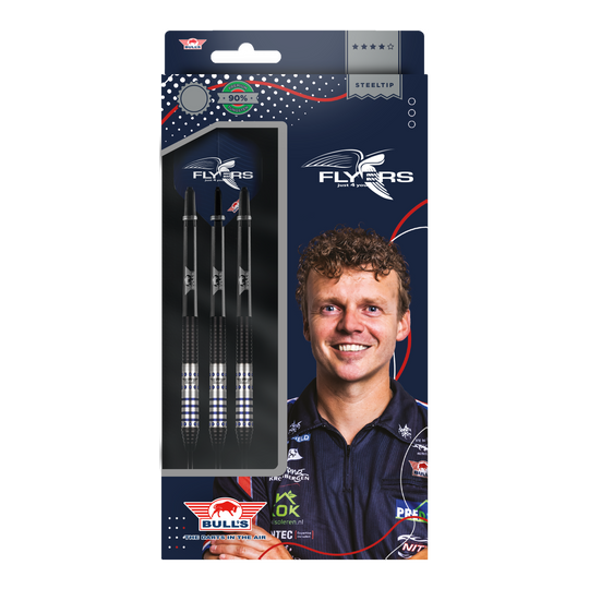 Bulls NL Richard Veenstra 90 Steeldarts - 23g Die Abbildung zeigt eine Verpackung der "Bulls NL Richard Veenstra 90 Steeldarts - 23g". Auf der Vorderseite sind drei Steeldarts und das Bild eines lächelnden Mannes abgebildet.