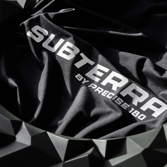 Auf diesem Bild sieht man das Precise 180 3D Dartboard Surround Subterra - Graphite. Die Dartboard-Umrandung ist in einem schlichten, modernen Design gehalten.