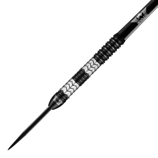 Bulls NL Luna Triton steel darts Das Bild zeigt einen Bulls NL Luna Triton Steeldart. Der Dart hat ein silbernes und schwarzes Design mit einem gezackten Muster am Griff.
