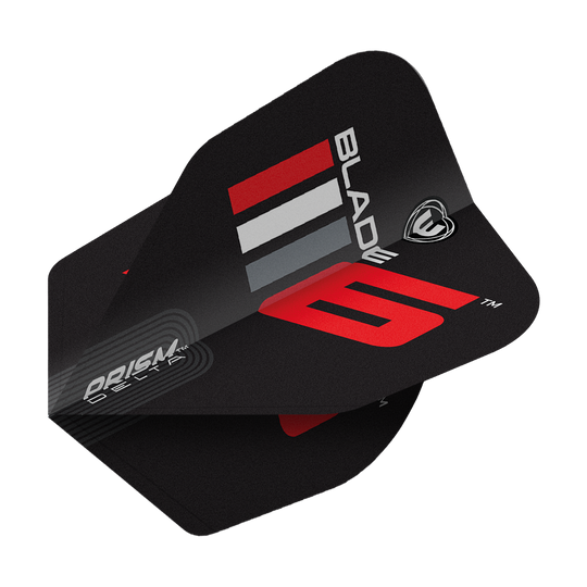 Das Bild zeigt ein schwarzes Dart Flight mit der Aufschrift „Blade 6“ in Rot und Weiß. Es handelt sich um das Produkt „Winmau Prism Delta Blade 6 No6 Flights“.