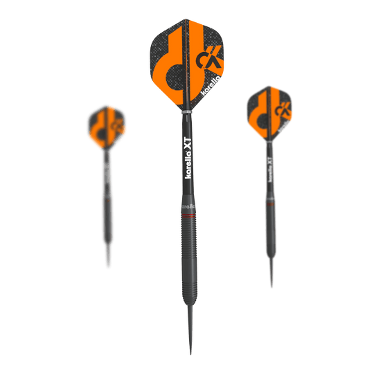 Karella Daniel Klose steel darts Das Bild zeigt drei Steeldarts der Marke "Karella Daniel Klose". Die Flights sind schwarz und orange mit dem Kürzel "DK" und dem Karella-Logo bedruckt.