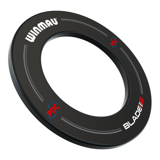 Winmau PDC Dartboard Surround - Black Das Bild zeigt einen schwarzen Winmau PDC Dartboard Surround. Auf dem Surround sind die Logos "WINMAU", "PDC" und "BLADE 6" aufgedruckt.