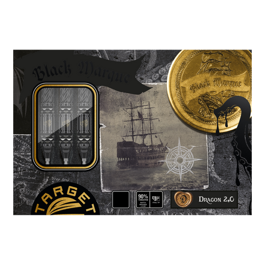 Target Japan Black Marque Dragon GEN2 Swiss Point Steel Darts Das Bild zeigt die Verpackung der "Target Japan Black Marque Dragon GEN2 Swiss Point Steeldarts". Auf der Verpackung sind ein Schiff, ein goldener Münze und drei Darts sichtbar.