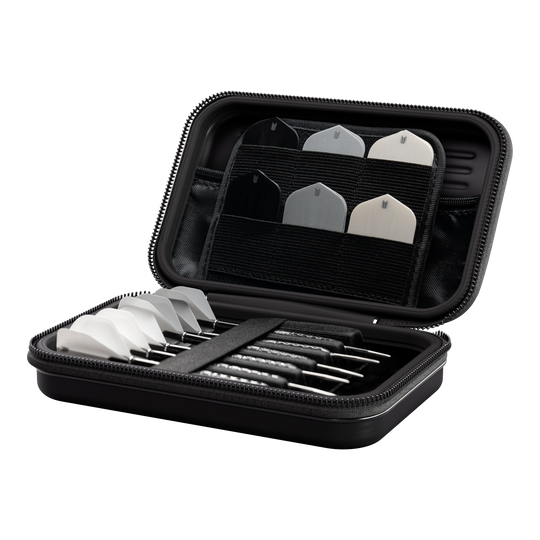 Target Takoma Luke Littler XL dart case Das Bild zeigt das Produkt "Target Takoma Bolide XL Dartcase". In dem geöffneten Etui sind mehrere Dartpfeile und Ersatzflights ordentlich verstaut.