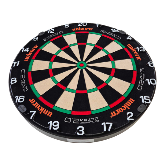 Unicorn Eclipse Ultra 2.0 steel dartboard Das Bild zeigt eine Unicorn Eclipse Ultra 2.0 Steeldartboard. Die Dartscheibe hat ein klares, klassisches Design mit Zahlen und farbigen Segmenten.