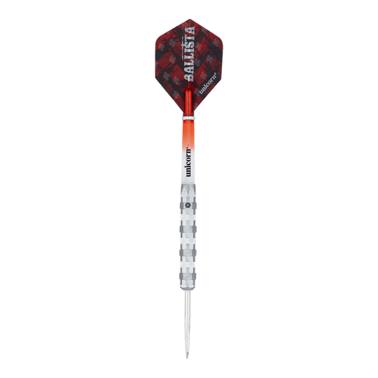 Unicorn Ballista Style 1 steel darts Das Bild zeigt einen Steeldart mit der Aufschrift "Unicorn Ballista Style 1". Der Dart hat einen silbernen Schaft, einen rot-schwarzen Flight und eine spitze Metallspitze.