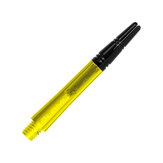 Harrow's Alamo VS2 Shafts - Yellow Das Bild zeigt einen gelben Dart-Schaft mit der Aufschrift "ALAMO VS2". Der Hintergrund besteht aus diagonalen gelben und grauen Linien.
